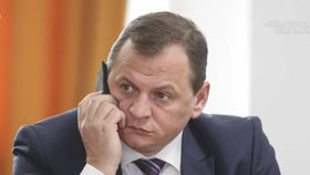 VIDEO Țara arde, șeful SIE preferă viteza de pe circuit! Se cer explicații în Parlament